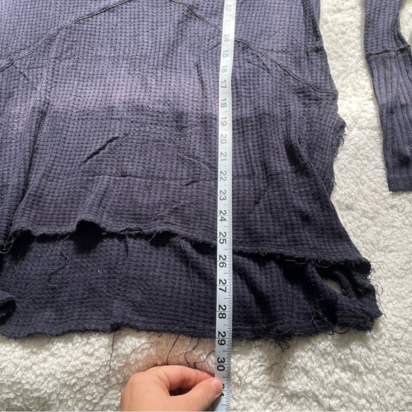 Free People Waffle Knit V-neck Distressed Sweater in Navy XS - Oversized - Picture 11 of 11